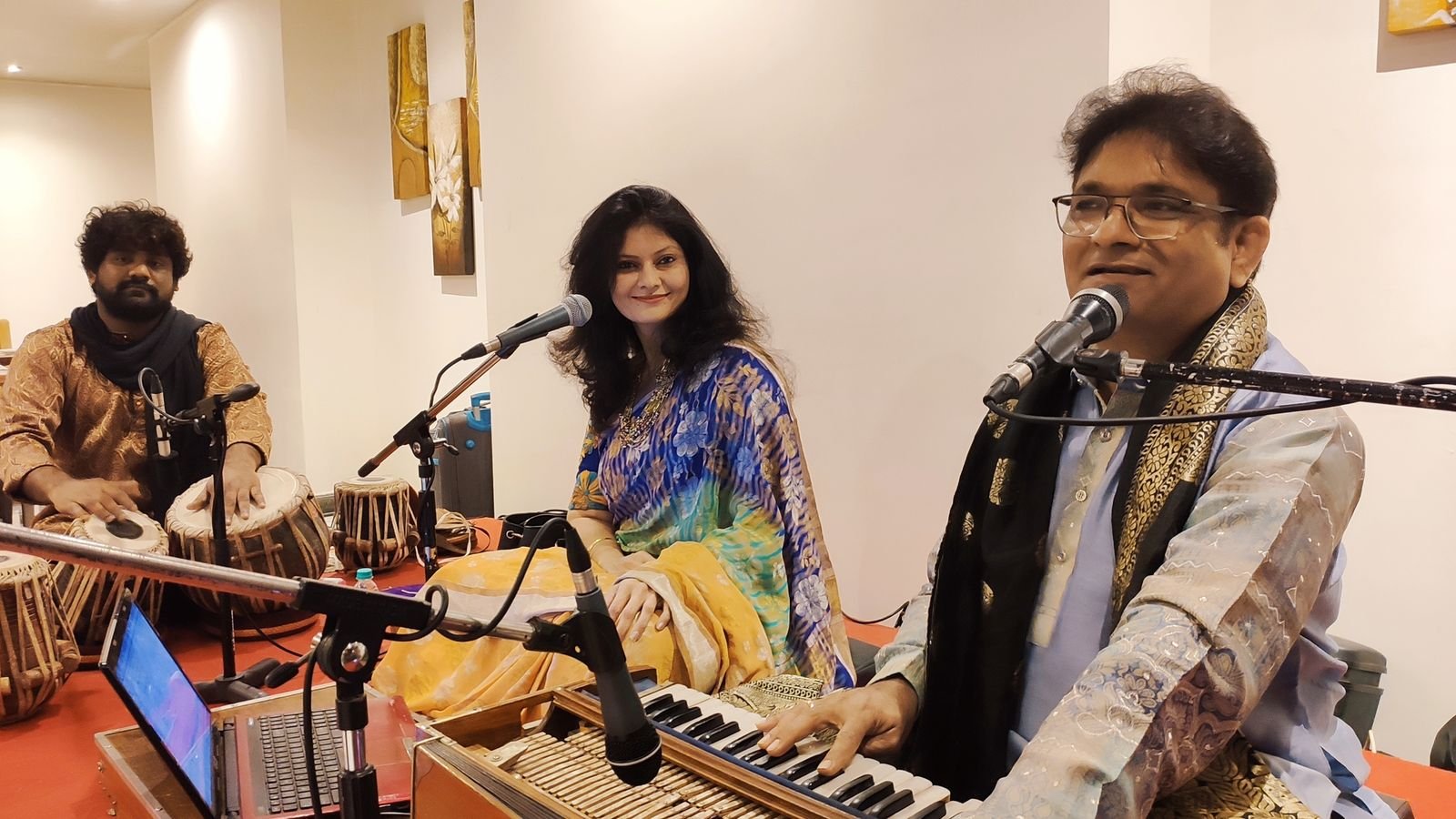 Sanjay Banubakode with Sanjyot and the tabla player, indoor mehfil